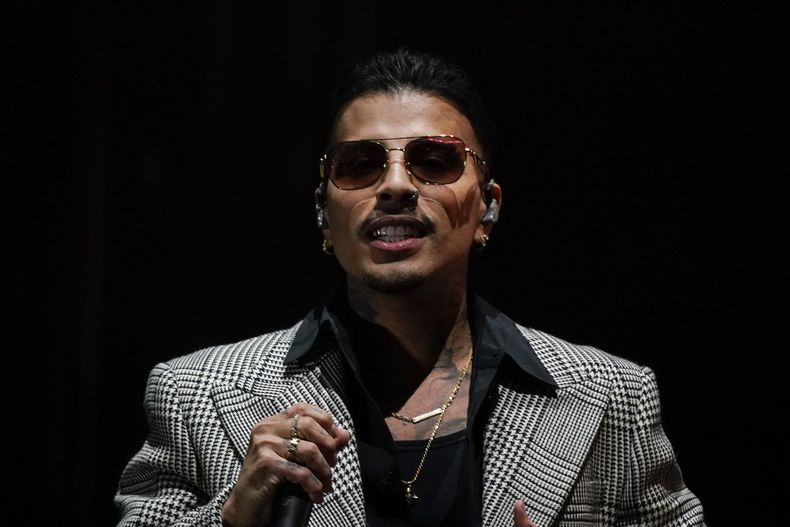 El cantante puertorriqueño Rauw Alejandro durante su concierto en el Coca-Cola Flow Fest en la Ciudad de México el sábado 23 de noviembre de 2024. (Foto AP/Félix Márquez)