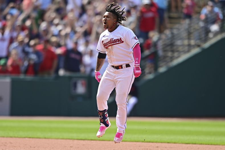 El dominicano de los Guardianes de Cleveland José Ramírez celebra tras conectar el doble de la victoria en el noveno episodio frente al relevista de los Cardenales de San Luis Ryan Helsley en el encuentro del domingo 28 de mayo del 2023. (AP Foto/David Dermer)