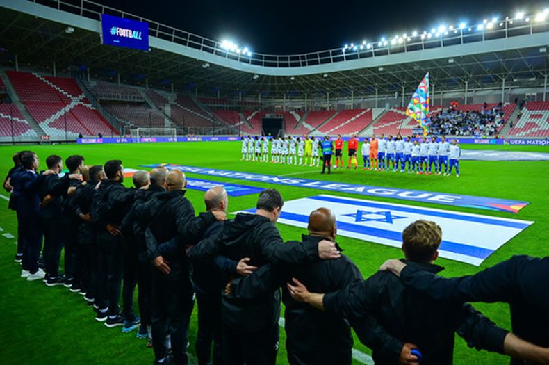 Jugadores de Israel e Irlanda en el centro de la cancha durante la interpretación del himno nacional antes del juego de la Liga de Naciones en domingo 27 de septiembre del 2026. (Zsolt Czegledi/MTI via AP)