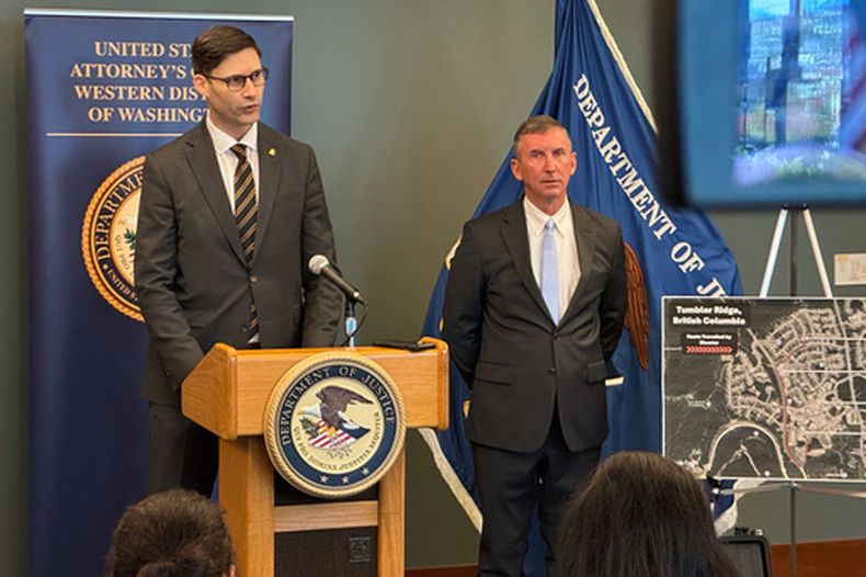 En esta foto tomada con un teléfono, Mike Herrington, el agente especial del FBI a cargo del caso, habla con los medios de comunicación mientras el fiscal federal interino Neil Floyd, a la derecha, escucha, el martes 6 de octubre de 2026, en Seattle. (AP Foto/Manuel Valdés)