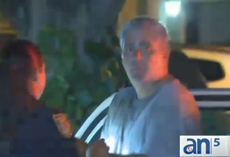 La policía de Hialeah arrestó a un hombre que aterrorizaba a sus vecinos quemando sus autos. Hasta lanzó un coctel molotov al patio de una mujer.