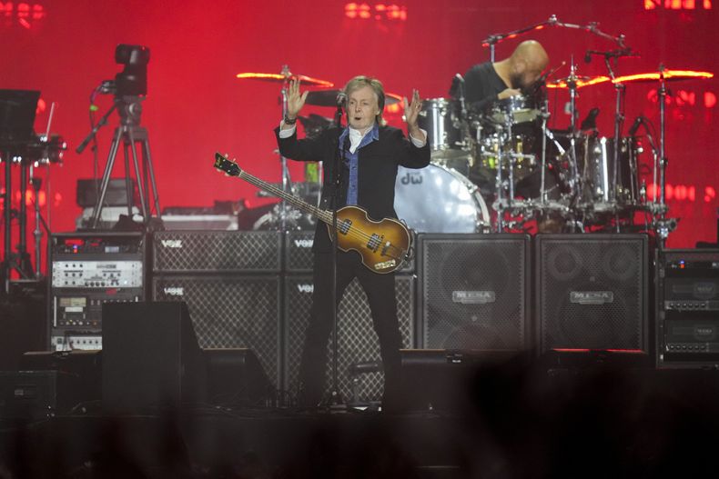 Paul McCartney durante su concierto en el Corona Capital en la Ciudad de México el domingo 17 de noviembre de 2024. (Foto AP/Eduardo Verdugo)