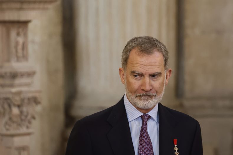 Archivo - El rey de España llega a una conmemoración por el décimo aniversario de la proclamación del Rey Felipe VI en el Palacio Real de Madrid, España, el 19 de junio de 2024. (Juan Medina/ Foto Pool vía AP, Archivo)