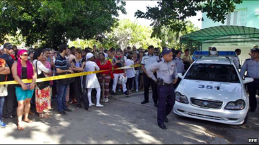 detienen a periodista independiente por reportar desde la embajada de ecuador