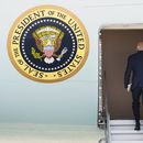 El presidente Joe Biden aborda el Air Force One, el 28 de junio de 2023, en la Base de la Fuerza Aérea Andrews, en Maryland. Va rumbo a Chicago a dar un discurso sobre economía. (AP Foto/Manuel Balce Ceneta)