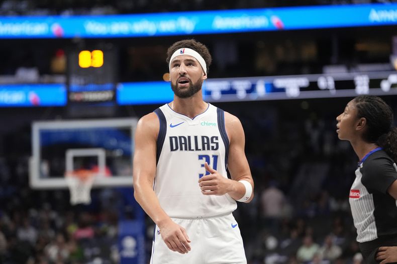 Klay Thompson, bae de los Mavericks de Dallas, disputa el encuentro de pretemporada del jueves 10 de octubre de 2024, ante el Jazz de Utah (AP Foto/LM Otero)