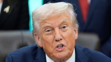 El presidente de Estados Unidos, Donald Trump, habla en la Oficina Oval en la Casa Blanca, el martes 30 de septiembre de 2025, en Washington. (AP Foto/Alex Brandon)