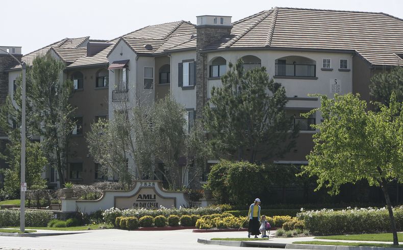 Agentes federales allanaron una veintena de locales, relacionados con una trama de turismo de natalidad, en tres condados del sur de California, incluido este complejo de apartamentos en Rancho Cucamonga, California, el martes 3 de marzo de 2015. (Stan Lim/The Press-Enterprise via AP)