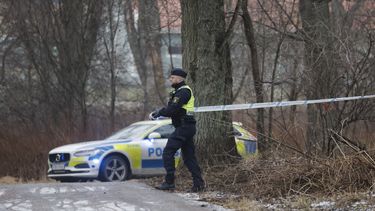 La policía en la escena de un tiroteo en la escuela Risbergska, en Örebro, Suecia, el martes 4 de febrero de 2025. (Kicki Nilsson/TT News Agency vía AP)