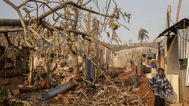 Una niña camina entre la destrucción en Mbouyougou, Mayotte, el sábado 31 de diciembre de 2024. (AP Foto/Adrienne Surprenant)