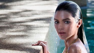 americateve | Kendall Jenner posó para la portada de una revista como una sexy Santa con una sensual lencería. Es considerada unas de las mejores modelos del mundo