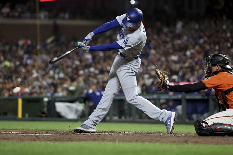 Freddie Freeman, de los Dodgers de Los ángeles, pega un doblete en el juego del viernes 29 de septiembre de 2023, ante los Gigantes de San Francisco (AP Foto/Jed Jacobsohn)