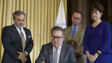 Trump remplaza ley sobre plantas termoeléctricas de carbón
