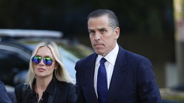 Hunter Biden, derecha, es acompañado por su esposa Melissa Cohen Biden a su llegada a una corte federal para la selección de los miembros del jurado en su juicio por cargos por impuestos, el jueves 5 de septiembre de 2024, en Los Ángeles. (AP Foto/Jae C. Hong)