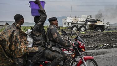 Un vehículo blindado de transporte de tropas de la ONU arde durante los enfrentamientos con los rebeldes del M23 en las afueras de Goma, República Democrática del Congo, sábado 25 de enero de 2025. (AP Foto/Moses Sawasawa)