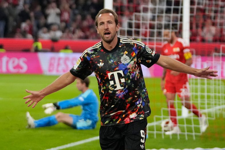 Harry Kane celebra tras marcar el cuarto gol del Bayern Múnich ante Union Berlin en la Bundesliga, el viernes 18 de septiembre de 2026, en Múnich. (AP Foto/Matthias Schrader)