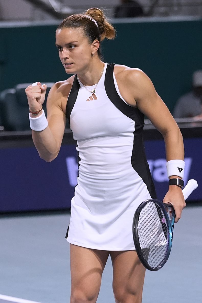 La griega Maria Sakkari hace un gesto tras conseguir un punto ante la kazaja Elena Rybakina, en el Abierto de Miami el martes 26 de marzo del 2024. (AP Foto/Marta Lavandier)