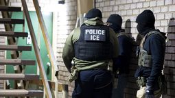ARCHIVO - Agentes del Servicio de Control de Inmigración y Aduanas de Estados Unidos esperan para detener a una persona, el 27 de enero de 2025, en Silver Spring, Maryland. (AP foto/Alex Brandon, archivo)