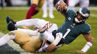 Hurts y los Eagles intentan acallar a sus detractores