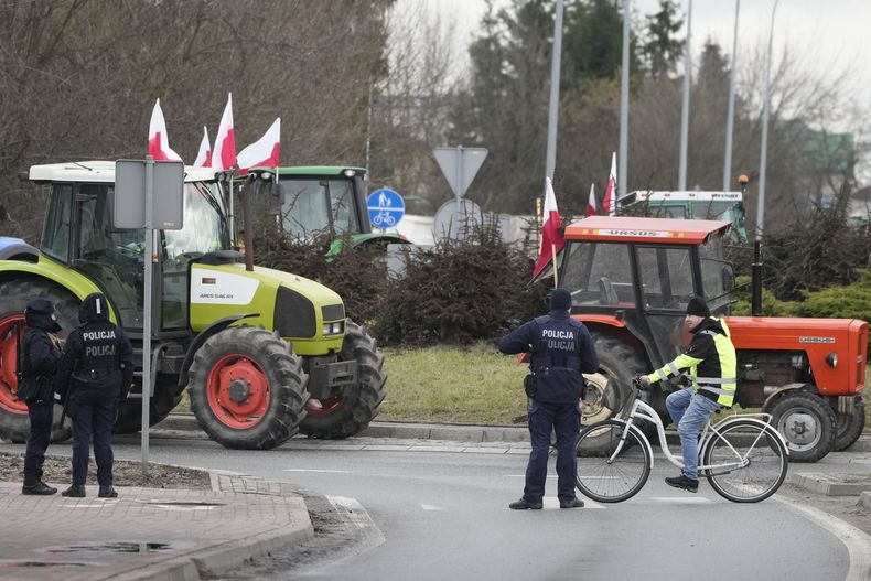 Agricultores polacos protestan contra la importación de alimentos ucranianos en Minsk Mazowiecki, Polonia, el 20 de febrero de 2024.. (Foto AP/Czarek Sokolowski)