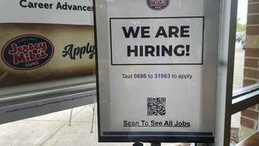 Un cartel de vacantes abiertas en un restaurante en Mount Prospect, Illinois, el 6 de julio de 2023. (AP Foto/Nam Y. Huh)