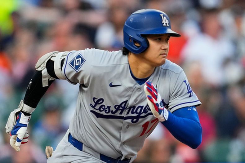 El jugador de los Dodgers de Los Ángeles, Shohei Ohtani, corre hacia primera tras un rodado out contra los Tigers de Detroit durante la tercera entrada de un partido de béisbol el viernes 28 de agosto de 2026, en Detroit. (Foto AP/Paul Sancya)