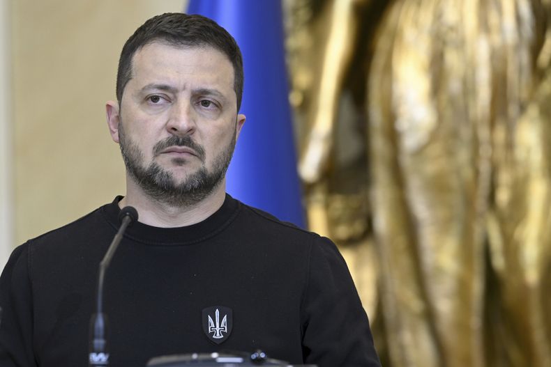 El presidente de Ucrania, Volodymyr Zelenskyy, durante una conferencia de prensa de la Cumbre Nórdica-Ucraniana en el Palacio Presidencial de Helsinki, Finlandia, el 3 de mayo de 2023. (Heikki Saukkomaa/Lehtikuva vía AP)