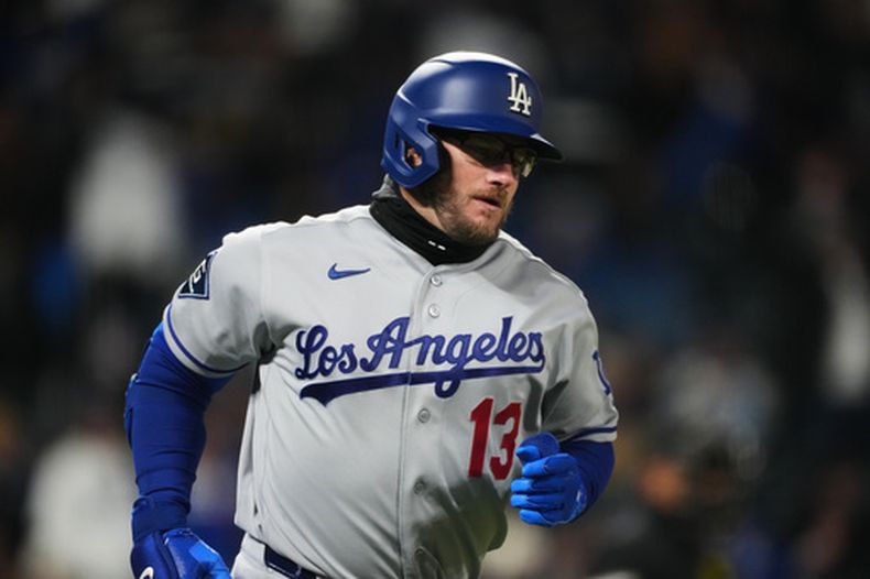 Max Muncy, de los Dodgers de Los Ángeles, recorre las bases luego de batear un jonrón en el duelo del viernes 17 de abril de 2026 ante los Rockies de Colorado (AP Foto/David Zalubowski)