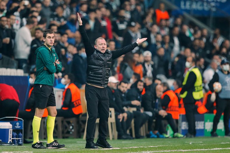 ARCHIVO - Sergen Yalcin, técnico de Besiktas, durante un partido de la Liga de Campeones contra Sporting Lisboa, el 9 de octubre de 2021, en Estambul. (AP Foto).