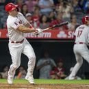 Trout jonronea y Lorenzen brilla en triunfo de Angelinos