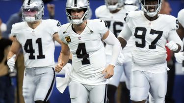QB Derek Carr pacta extensión de 3 años con los Raiders