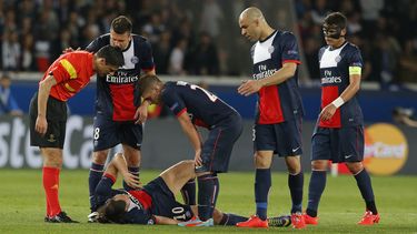 americateve | El jugador de PSG, Zlatan Ibrahimovic, aparece en el suelo tras lesionarse en un partido contra Chelsea por la Liga de Campeones el  2 de abril de 2014 en Par&iacute;s. (AP Photo/Michel Euler)