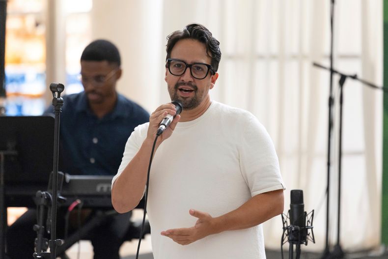 Lin-Manuel Miranda habla con los asistentes durante el evento de clausura del Fondo Flamboyán para las Artes en el Museo de Arte Contemporáneo de San Juan, Puerto Rico, el sábado 13 de septiembre de 2025. (Foto AP/Alejandro Granadillo)
