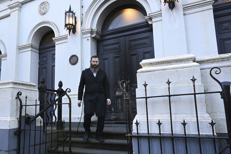 El rabino David Gutnick pasa junto a los daños en el exterior de la Congregación Hebrea de East Melbourne, en Melbourne, el sábado 5 de julio de 2025, luego que un incendiario prendiera fuego a la puerta. (James Ross/AAP Image via AP)