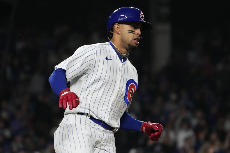 El dominicano Christopher Morel, de los Cachorros de Chicago, corre tras batear un sencillo en el duelo ante los Piratas de Pittsburgh, el jueves 15 de junio de 2023 (AP Foto/Nam Y. Huh)