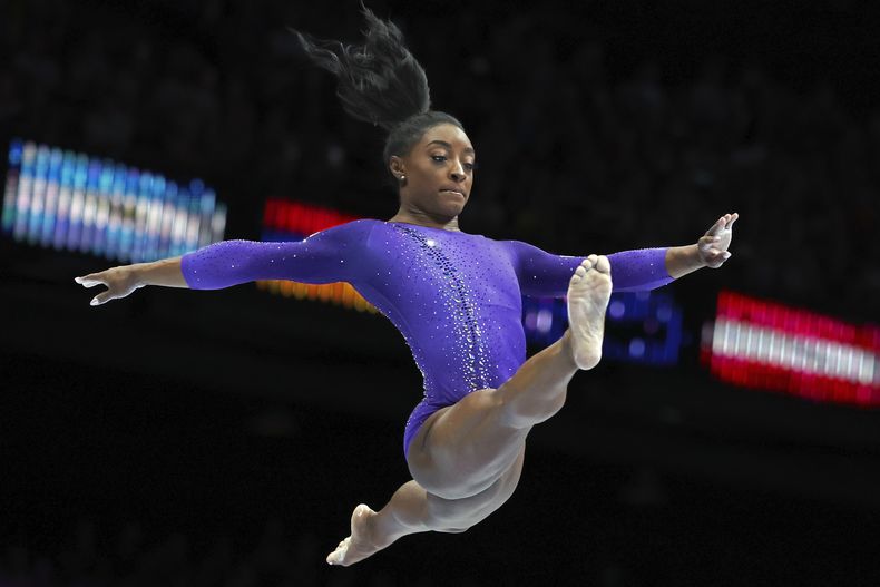 ARCHIVO - Foto del domingo 8 de octubre del 2023, la estadounidense Simone Biles compite en la barra de equilibrio en el Campeonato del Mundo de Gimnasia en Amberes, Bélgica. (AP Foto/Geert vanden Wijngaert, Archivo)