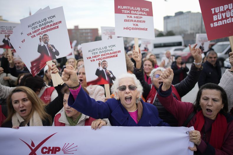 Simpatizantes del alcalde de Estambul, Ekrem Imamoglu, gritan consignas frente al tribunal de Estambul, en la capital de Turquía, el viernes 31 de enero de 2025. Los carteles en turco dicen: No hay salvación sin los demás; o todos o nadie. (AP Photo/Emrah Gurel)