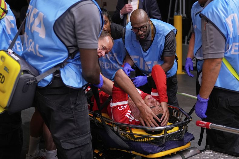 Jamal Musiala del Bayern es sacado de la cancha en camilla tras lesionarse en el partido contra el Paris Saint-Germain en los cuartos de final del Mundial de Clubes, el sábado 5 de julio de 2025, en Atlanta. (AP Foto/Brynn Anderson)