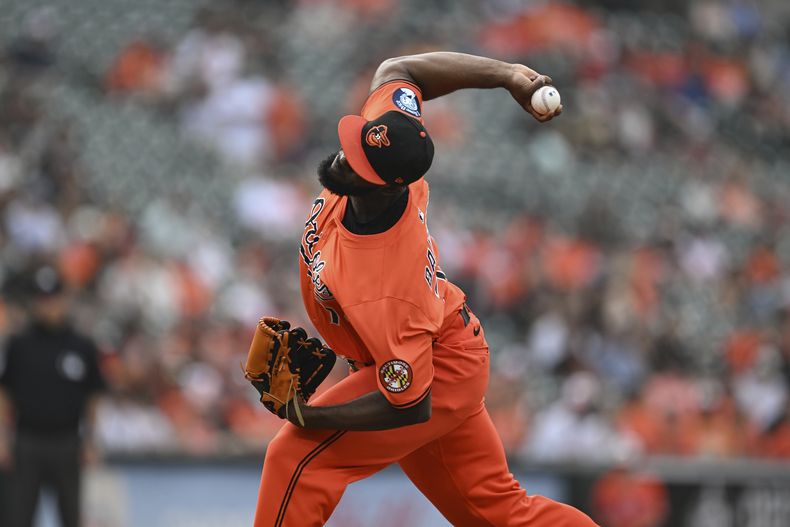 El dominicano Félix Bautista, de los Orioles de Baltimore, lanza en el noveno inning del duelo ante los Angelinos de Los Ángeles, el sábado 14 de junio de 2025 (AP Foto/Terrance Williams)