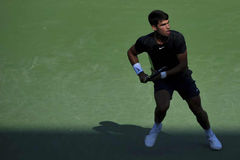 Carlos Alcaraz devuelve ante Novak Djokovic en la final del Masters de Cincinnati, el domingo 20 de agosto de 2023. (AP Foto/Aaron Doster)