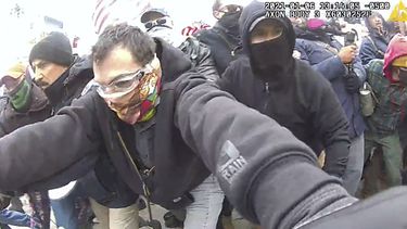 Esta imagen tomada de un video de cámara corporal de la policía, y contenida en el memorando de sentencia del Departamento de Justicia, muestra a Marc Bru, en el Capitolio de Estados Unidos el 6 de enero de 2021, en Washington. (Department of Justice via AP)
