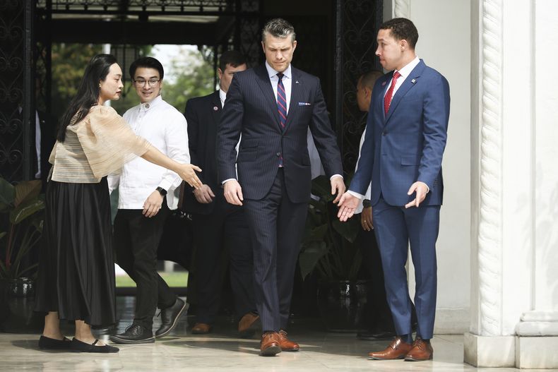 El secretario de Defensa de Estados Unidos, Pete Hegseth, al centro, llega para reunirse con el presidente filipino Ferdinand Marcos Jr. en el palacio presidencial de Malacanang, el viernes 28 de marzo de 2025, en Manila, Filipinas. (AP Foto/Basilio Sepe, foto compartida).