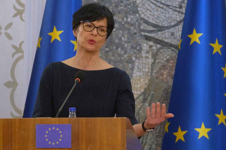 La comisaria europea para la Ampliación, Marta Kos, habla durante una conferencia de prensa conjunta tras las conversaciones con el primer ministro de Montenegro, Milojko Spajic, en Podgorica, Montenegro, el jueves 26 de marzo de 2026. (Foto AP/Risto Bozovic)