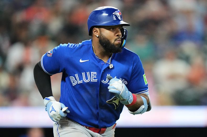 El dominicano Vladimir Guerrero Jr., de los Azulejos de Toronto, avanza tras pegar un sencillo en el juego del viernes 29 de mayo de 2026 ante los Orioles de Baltimore (AP Foto/Stephanie Scarbrough)