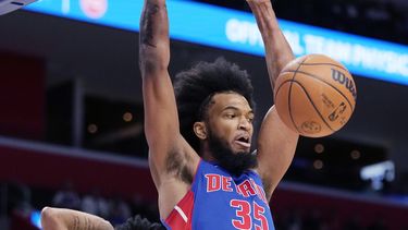 Pistons y Hayes vencen 131-125 a Mavericks en tiempo extra