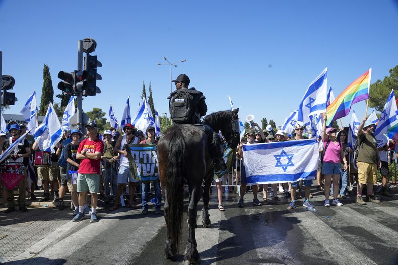 Israelíes protestan contra la reforma judicial del primer ministro Benjamin Netanyahu que debilita a la Corte Suprema, frente al Knesset (parlamento) en Jerusalén, 24 de julio de 2023. (AP Foto/Maya Alleruzzo)