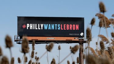 ARCHIVO - Uno de los tres carteles que buscaban convencer a LeBron James firmar con los 76ers de Filadelfia, el 27 de febrero de 2018, en Cleveland. (AP Foto/Tony Dejak)