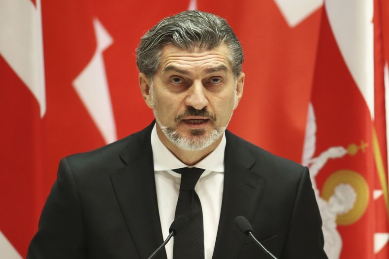 El presidente electo de Georgia, Mikheil Kavelashvili, habla en su ceremonia de investidura en el parlamento georgiano en Tiflis, Georgia, el domingo 29 de diciembre de 2024. (Irakli Gedenidze/Pool Foto via AP)