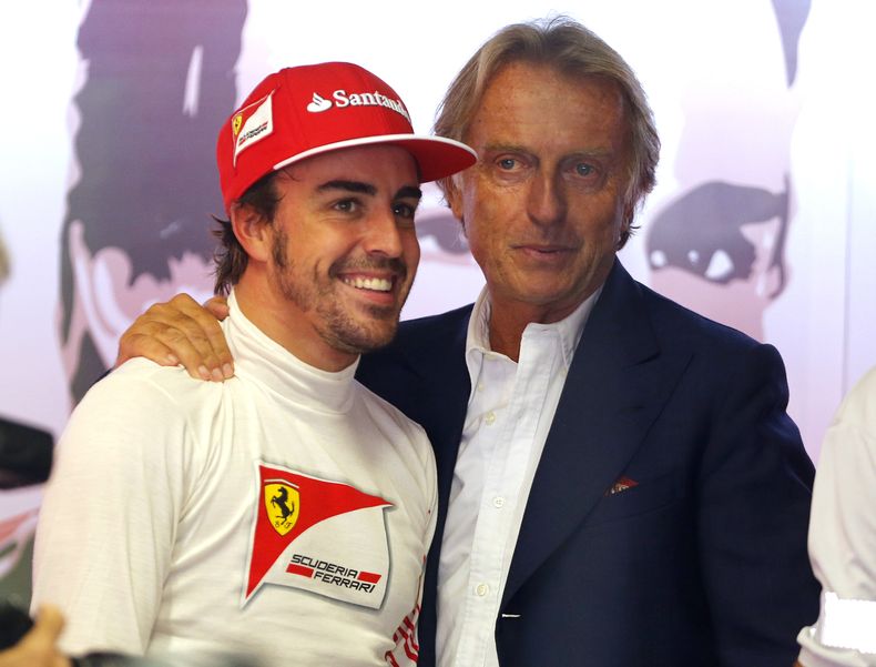 En esta foto del 6 de septiembre de 2014, el presidente de Ferrari, Luca di Montezemolo, posa con el piloto espa&ntilde;ol Fernando Alonso en los boxes de Ferrati en la pista de Monza, Italia. El presidente de Ferrari, Luca Di Montezemolo, renunciar&aacut