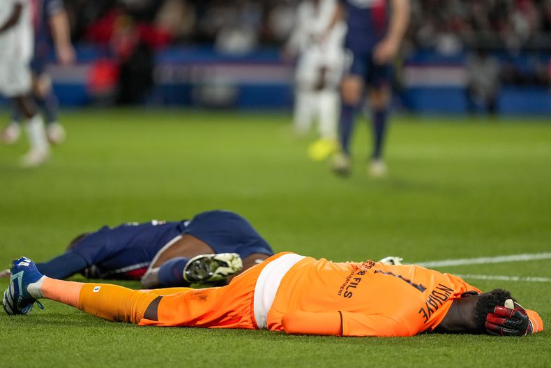 El arquero de Clermont Massamba Ndiaye (primer plano) y Nordi Mukiele del Paris Saint-Germain tras chocar en el partido de la liga francesa, el sábado 6 de abril de 2024. (AP Foto/Lewis Joly)